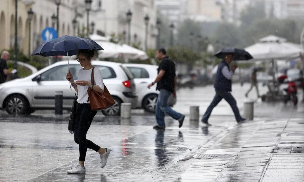 Σήμερα η πιο δύσκολη ημέρα της κακοκαιρίας με βροχές και καταιγίδες: ''Άνοιξαν'' οι ουρανοί στην Αττική